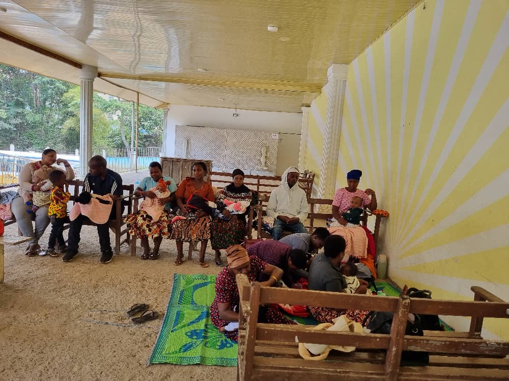 Mothers and infants attending community maternal health session