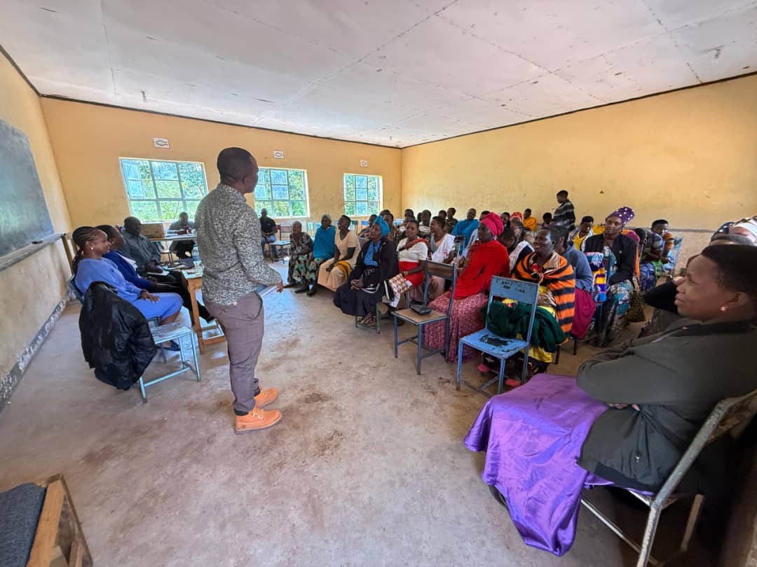 Mratibu akiongoza majadiliano katika darasa la vijijini na washiriki wa jamii