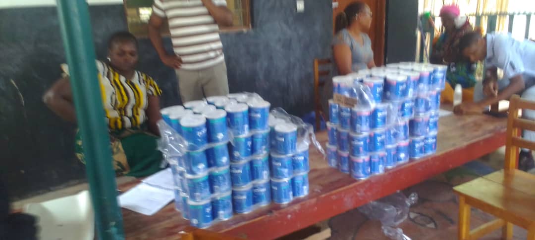 Usambazaji wa mikebe ya maziwa ya watoto wachanga kwa wanajamii